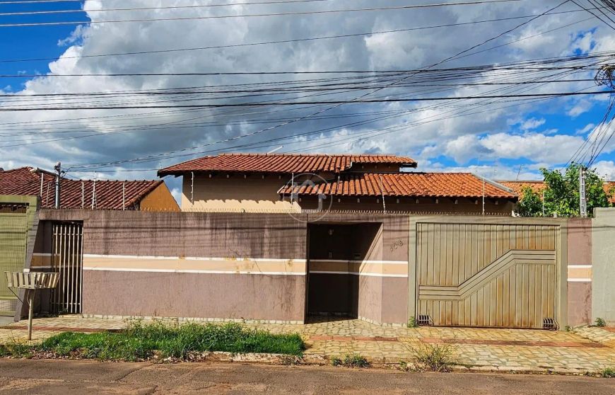 CASA COM 3 QUARTOS/AMPLO TERRENO