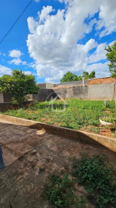 CASA COM 3 QUARTOS/AMPLO TERRENO