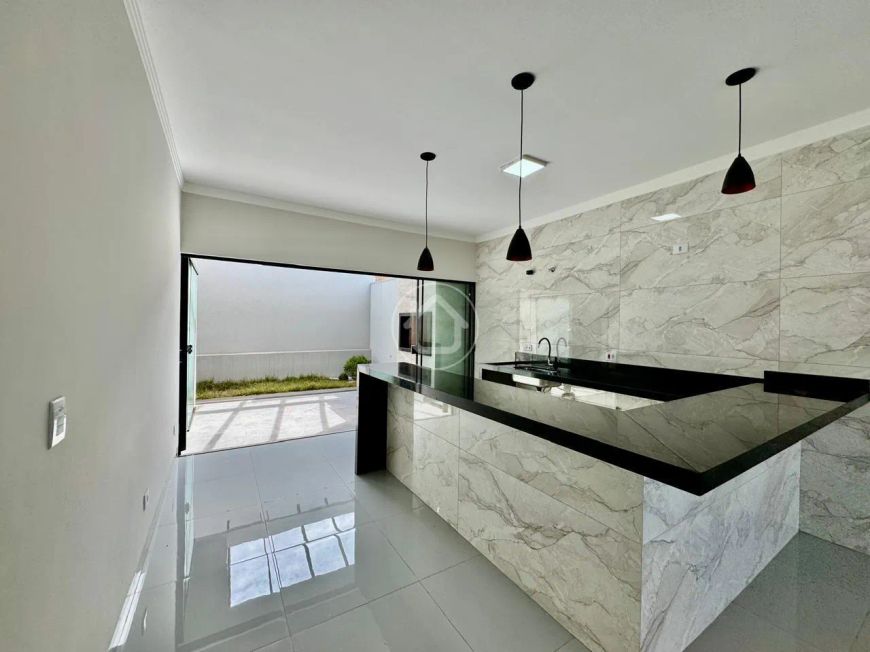 CASA NO SANTO AMARO COM FINO ACABAMENTO