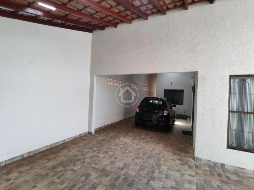 CASA COM 3 DORMITORIOS E PISCINA