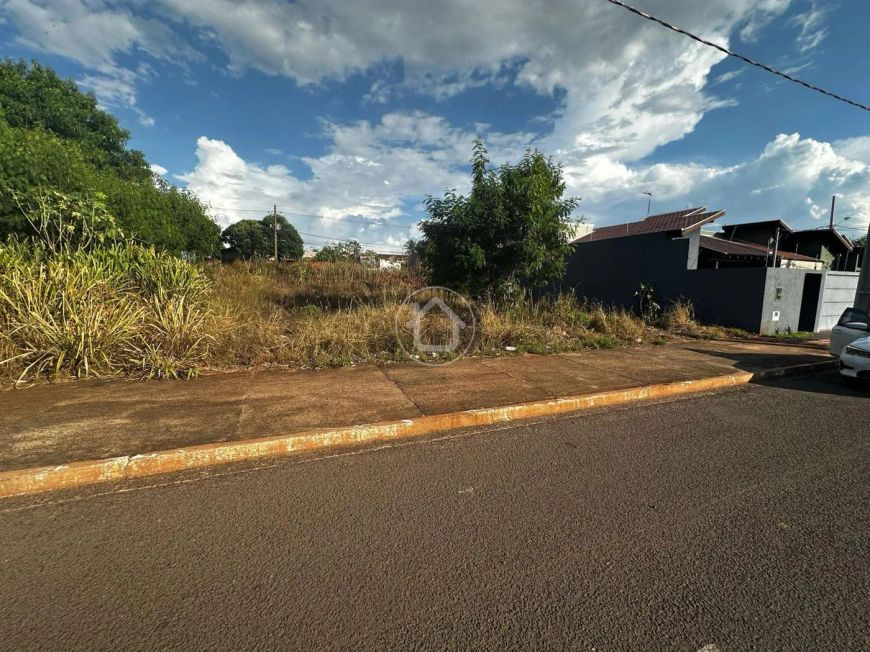 TEREENO EM AVENIDA