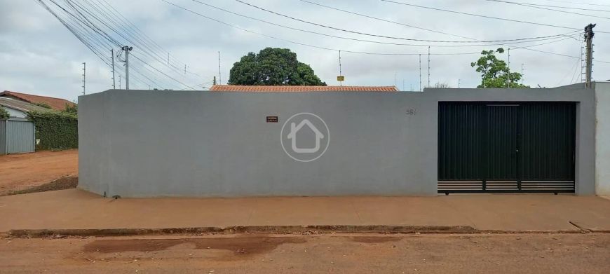 CASA COM SUÍTE + 2 QUARTOS EM ESQUINA.