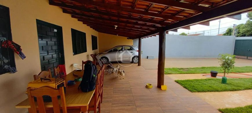 CASA COM SUÍTE + 2 QUARTOS EM ESQUINA.