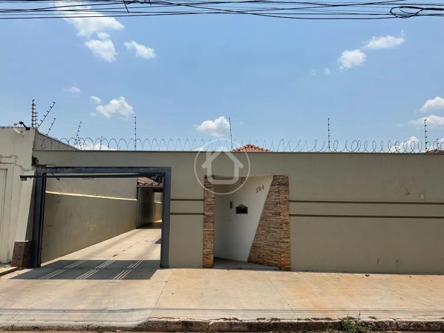 CASA COM 03 QUARTOS SENDO 01 SUÍTE