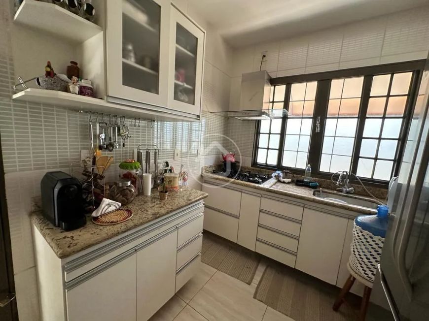 CASA COM 03 QUARTOS SENDO 01 SUÍTE