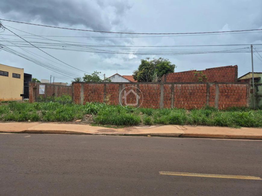 TERRENO DE ESQUINA EM RUA COM ASFALTO
