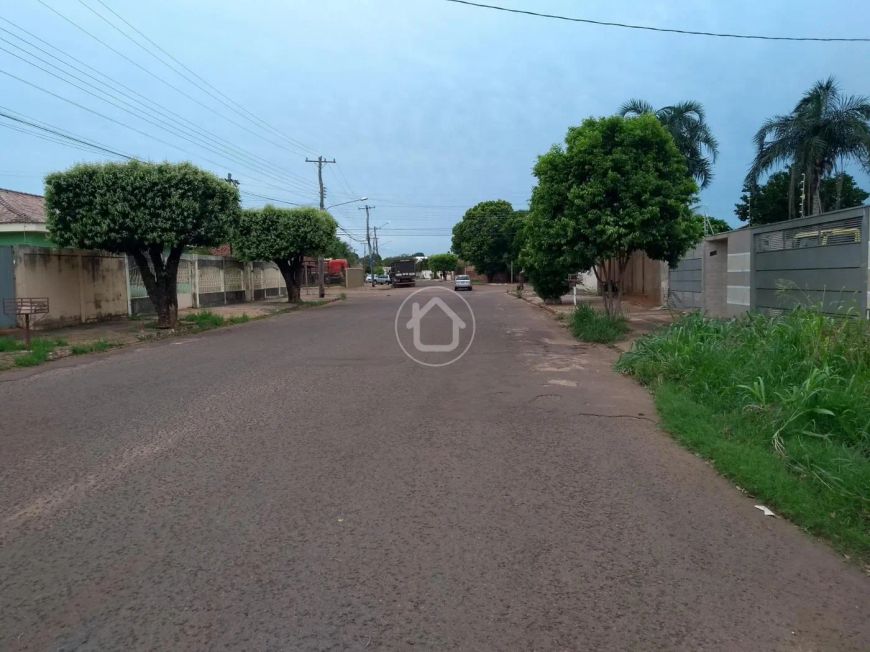 TERRENO COM BOA METRAGEM NO ASFALTO