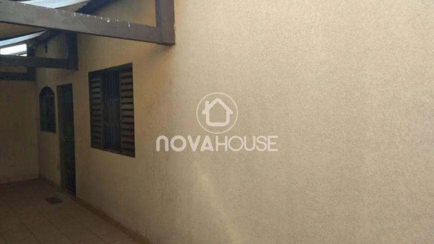 CASA COM 2 DORMITÓRIOS À VENDA