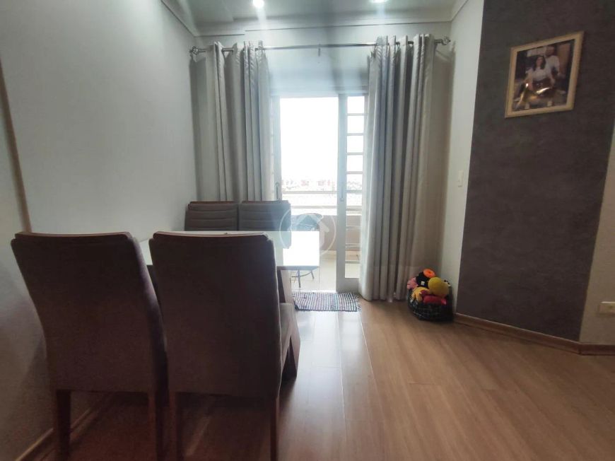 APARTAMENTO COM TRÊS QUARTOS