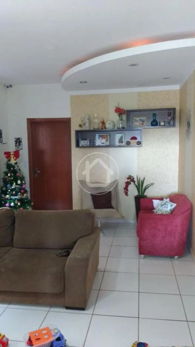 LINDA CASA COM PISCINA E ÁRMARIOS