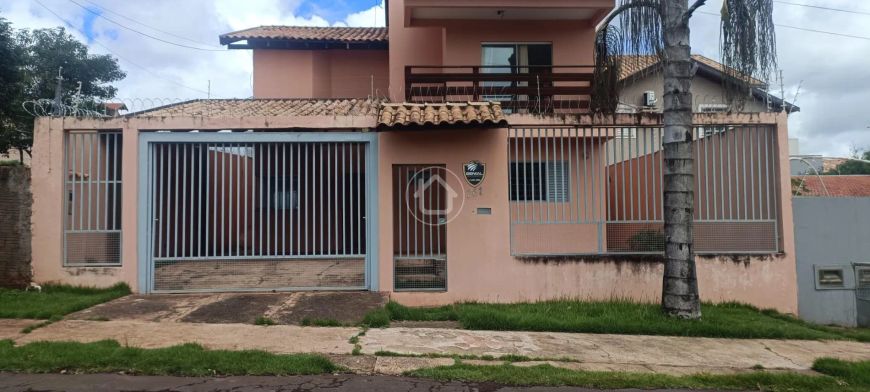 SOBRADO AMPLO COM SUÍTE E 2 DEMI SUÍTES.