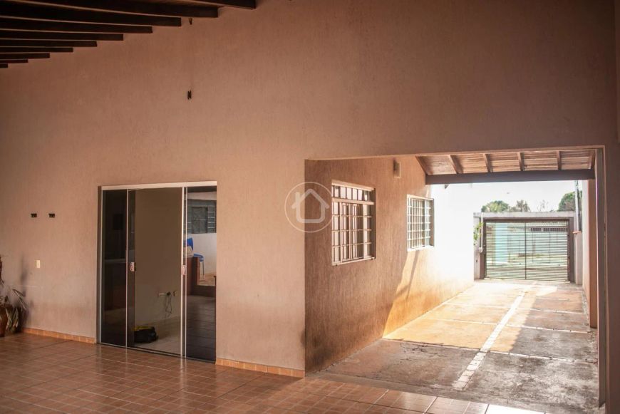 CASA COM 03 DORMITÓRIOS, VARANDA GOURMET E PISCINA