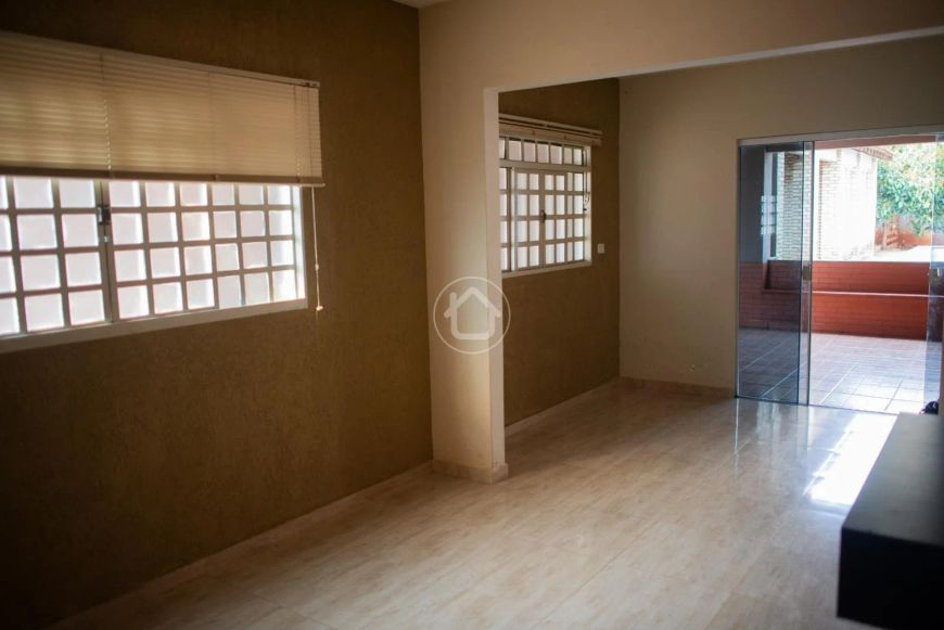 CASA COM 03 DORMITÓRIOS, VARANDA GOURMET E PISCINA
