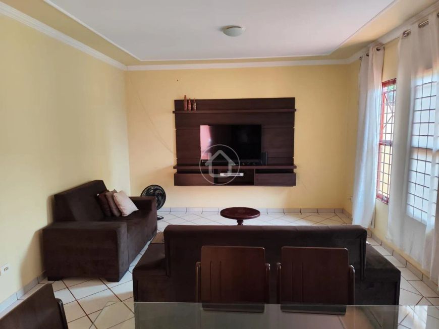 CASA COM 3 QUARTOS E AMPLO QUINTAL