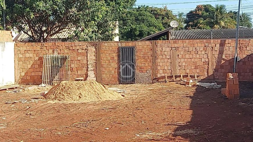 TERRENO COM BOA METRAGEM TODO MURADO