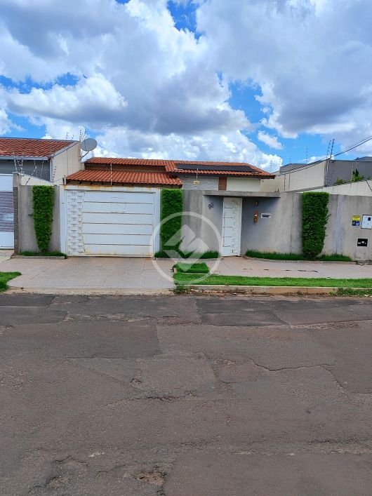 CASA AMPLA COM 4 QUARTOS (02 SUÍTES) E PISCINA NO JARDIM SÃO LOURENÇO - ENERGIA SOLAR codigo: 106374