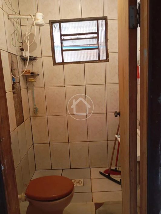 CASA 4 QUARTOS SENDO 1 SUITE
