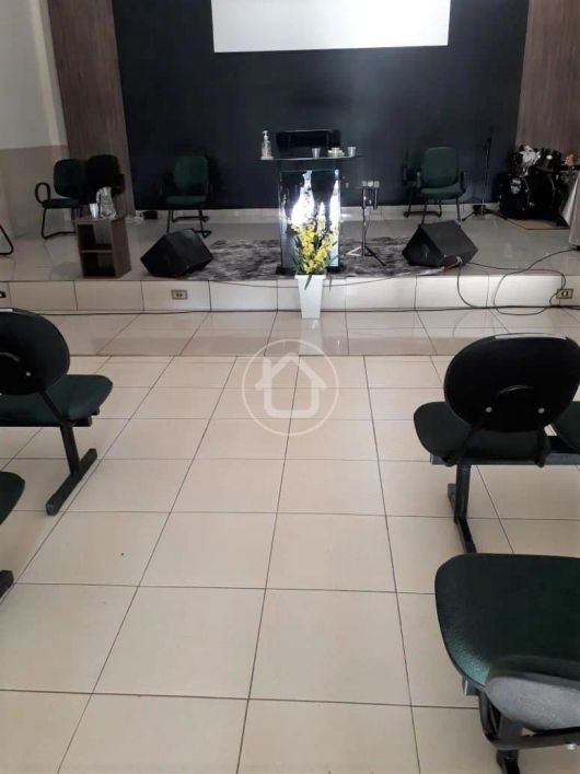 PRÉDIO COM SALÃO DE 160 M²