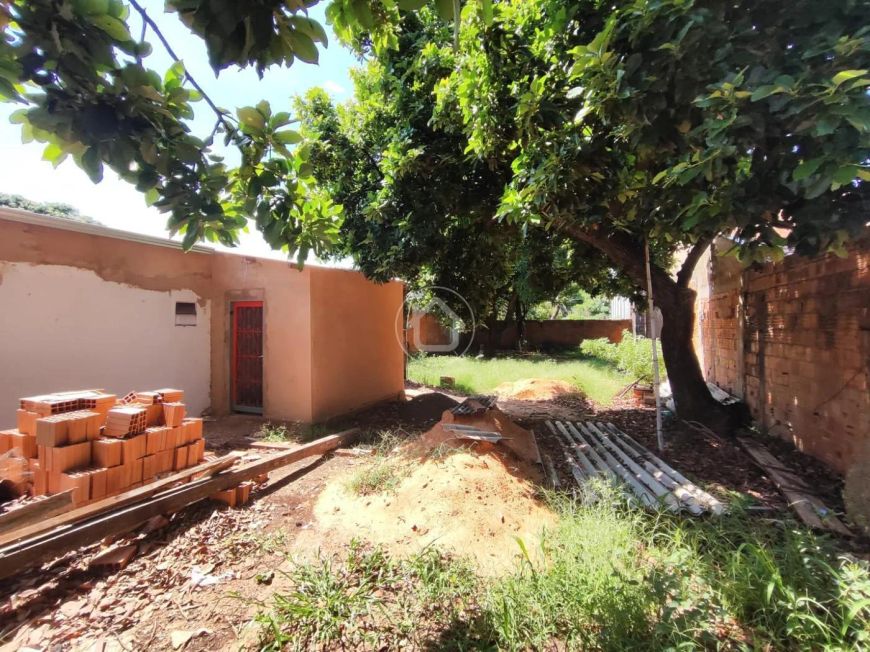 TERRENO COM PEQUENA CONSTRUÇÃO