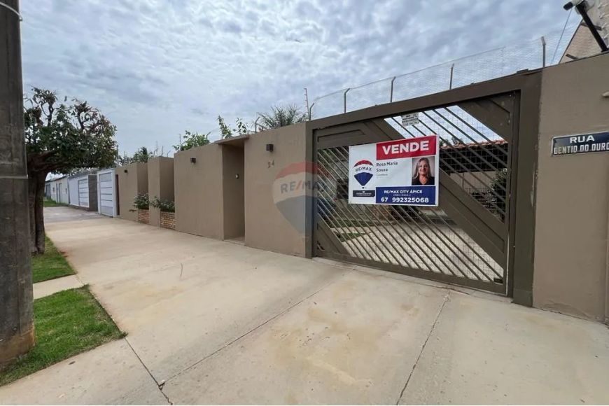 "Casa com piscina área gourmet e 3 suítes"