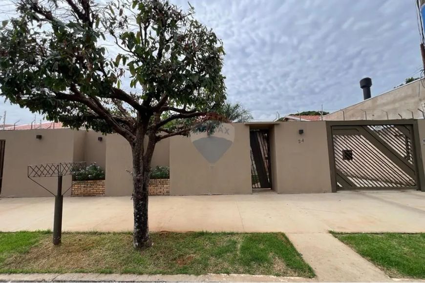 "Casa com piscina área gourmet e 3 suítes"