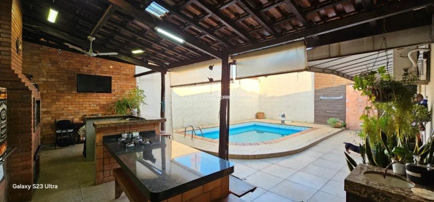 Casa bem localizada, piscina, gourmet e armários.
