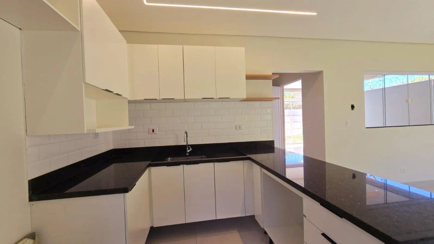 Sobrado com 3 Suítes e Acabamento de Alto Padrão - Jardim Veraneio
