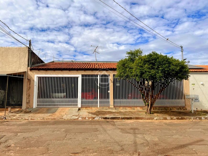 CASA COM PISCINA NA REGIÃO MILITAR - VILA PALMIRA