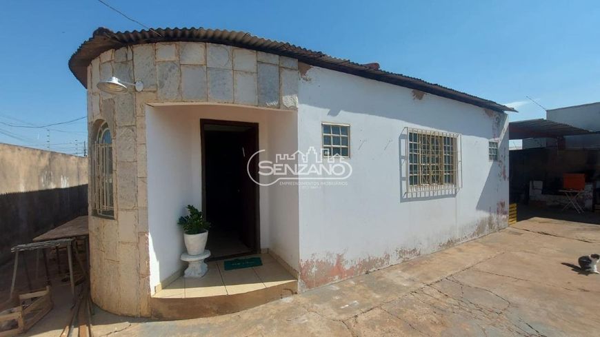 Casa no Jd. São Conrado, c/ 4dormitorios s/ 2 suites e piscina.
