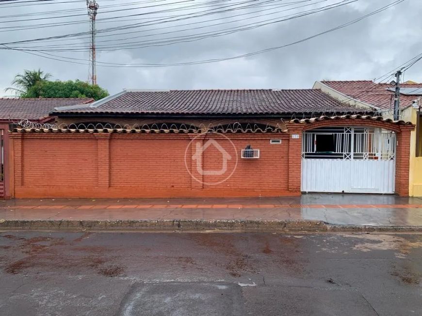 CASA TERREA COM 02 DORMITORIOS E 01 SUITE