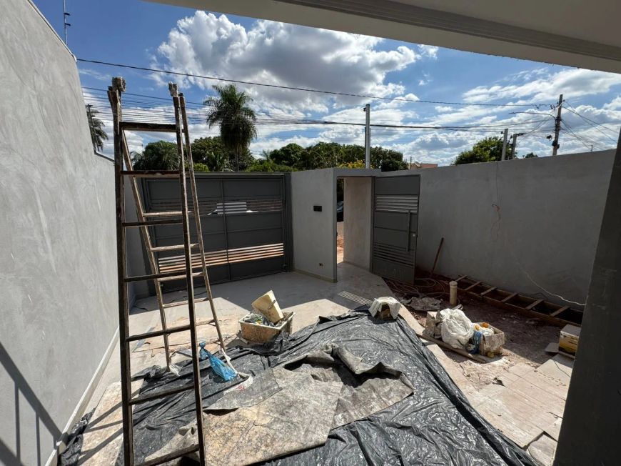 VENDO CASA NOVA, 3 QUARTOS 2 BANHEIROS ÁREA GOURMET, BAIRRO SEMINÁRIO NO ASFALTO