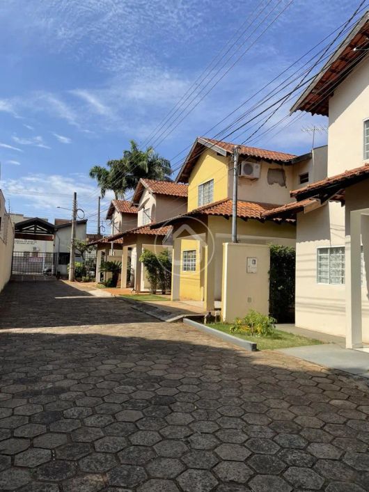 SOBRADO EM CONDOMÍNIO FECHADO NO CENTRO