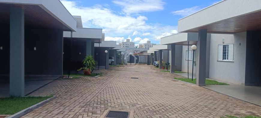 CASA COM 102 M² COM 3 DORMITÓRIOS EM CONDOMÍNIO.