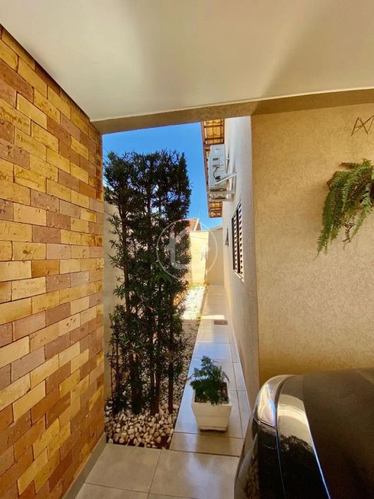 CASA COM 02 QUARTOS E 01 SUITE