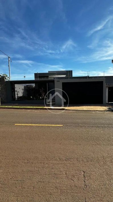CASA ALTO PADRÃO EM FRENTE AO RÁDIO CLUBE CAMPO