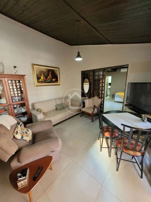 CASA COM 3 SUITES E PISCINA