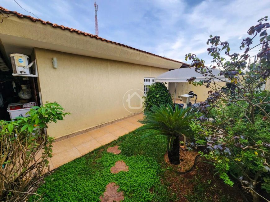 CASA COM PISCINA E ÁREA GOURMET