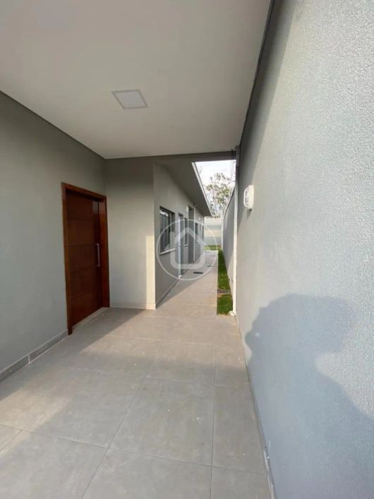 CASA COM 02 QUARTOS, SENDO 01 SUÍTE