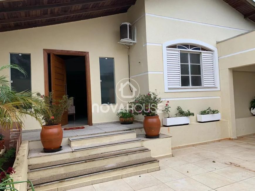 CASA COM 4 QUARTOS E PISCINA NO CENTRO