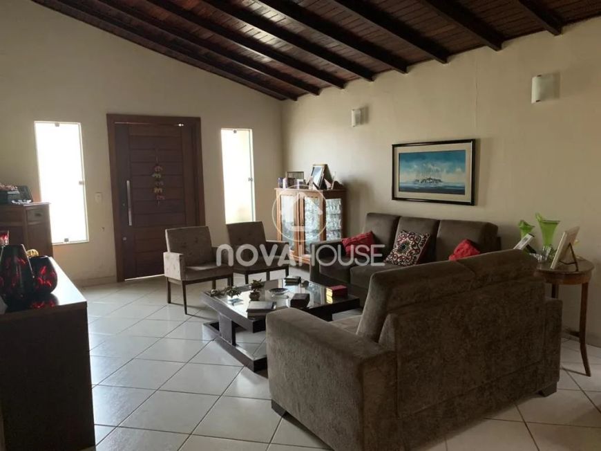 CASA COM 4 QUARTOS E PISCINA NO CENTRO