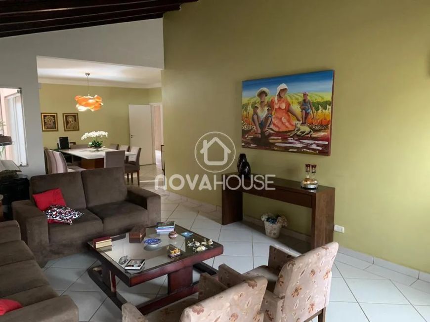 CASA COM 4 QUARTOS E PISCINA NO CENTRO