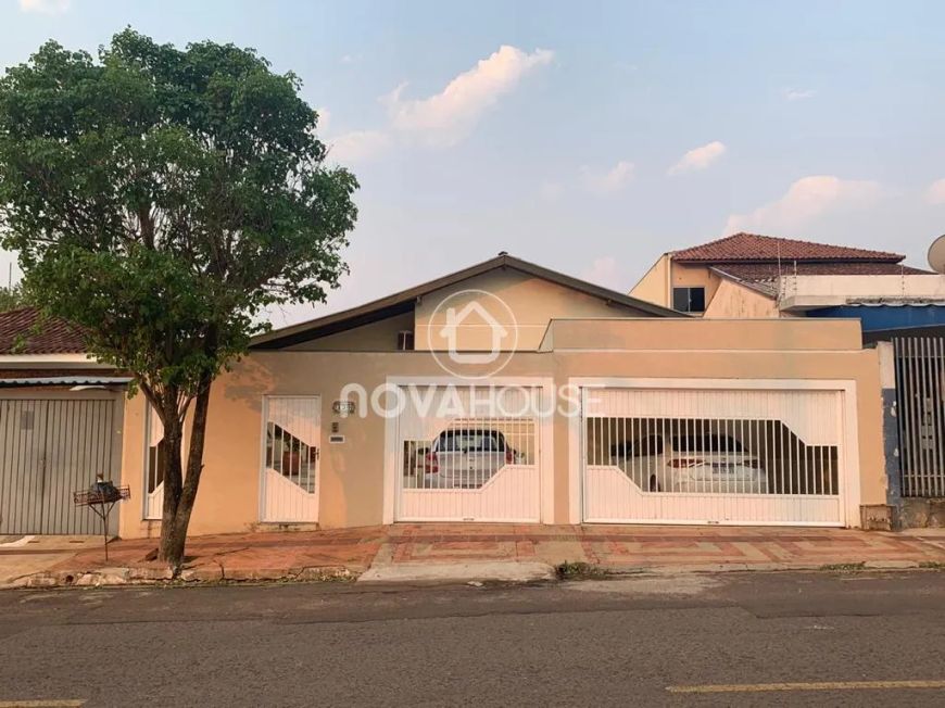 CASA COM 4 QUARTOS E PISCINA NO CENTRO