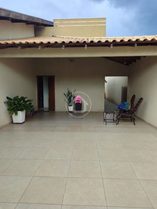 CASA COM AMPLO TERRENO