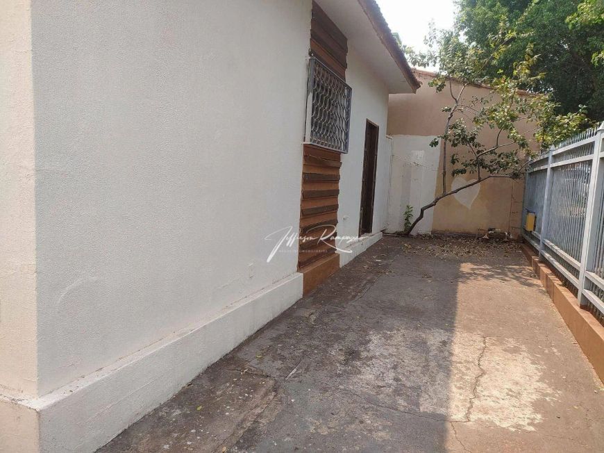 Terreno Amplo em Ótima Localização com 3 Casas Térreas!
