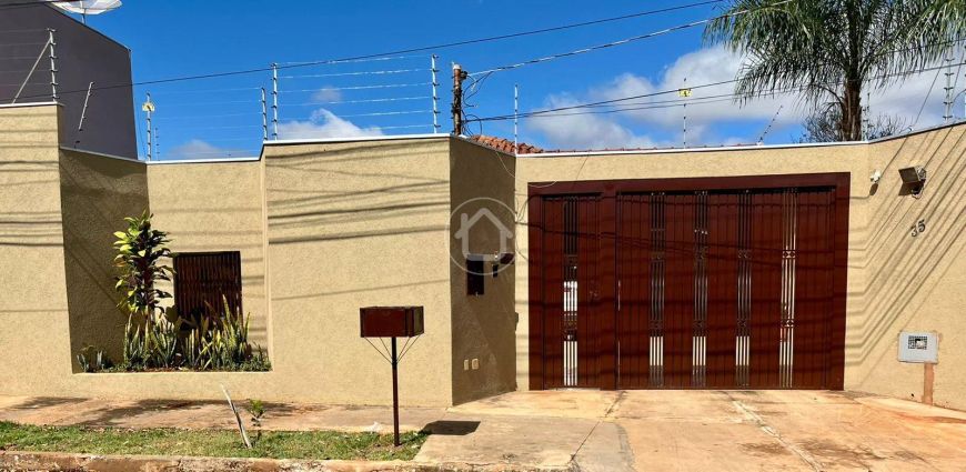 CASA COM 03 DORMITÓRIOS, PISCINA E GOURMET