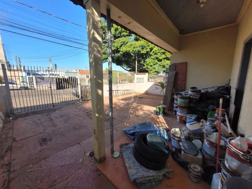 CASA COM AMBIENTES AMPLOS REGIÃO CENTRAL
