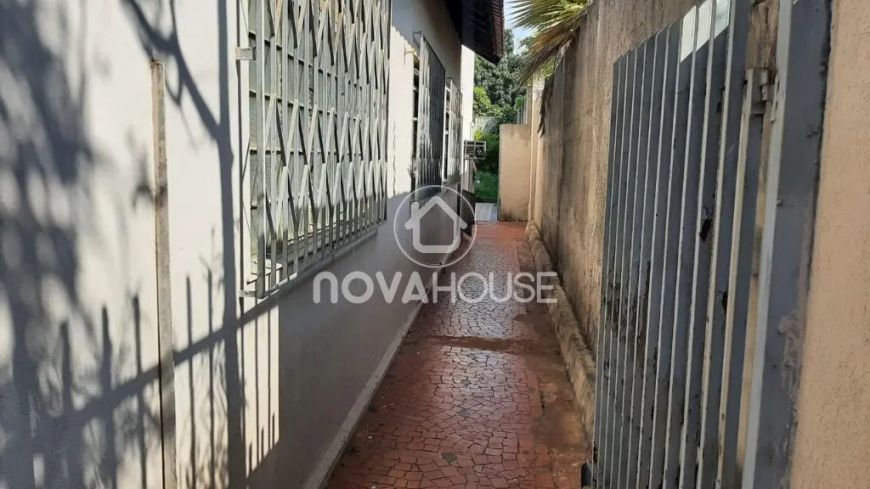 CASA COM AMBIENTES AMPLOS REGIÃO CENTRAL