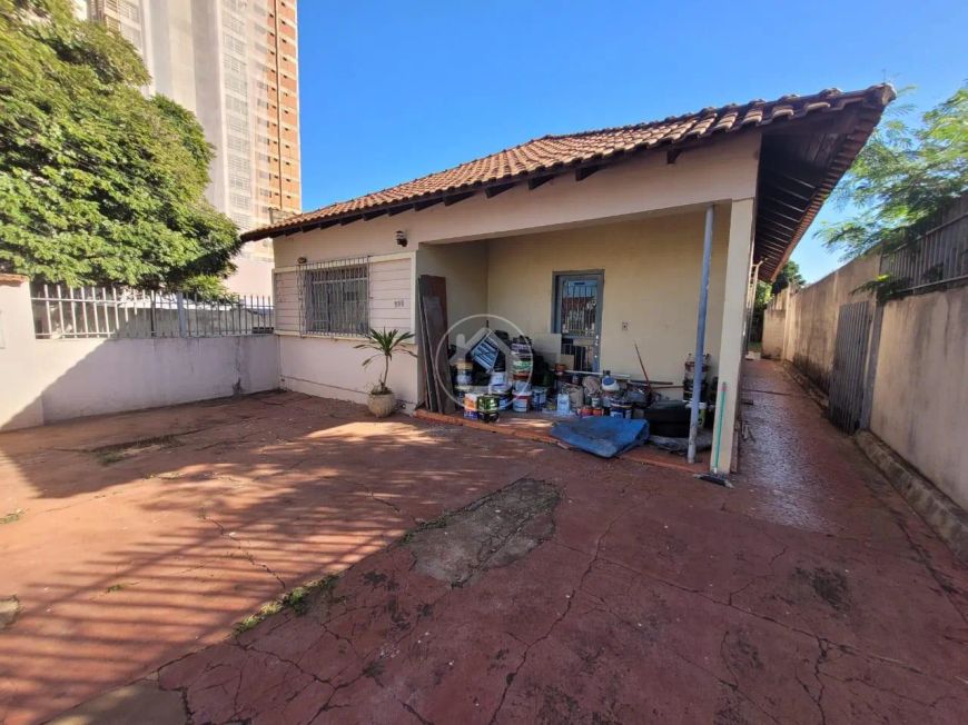 CASA COM AMBIENTES AMPLOS REGIÃO CENTRAL