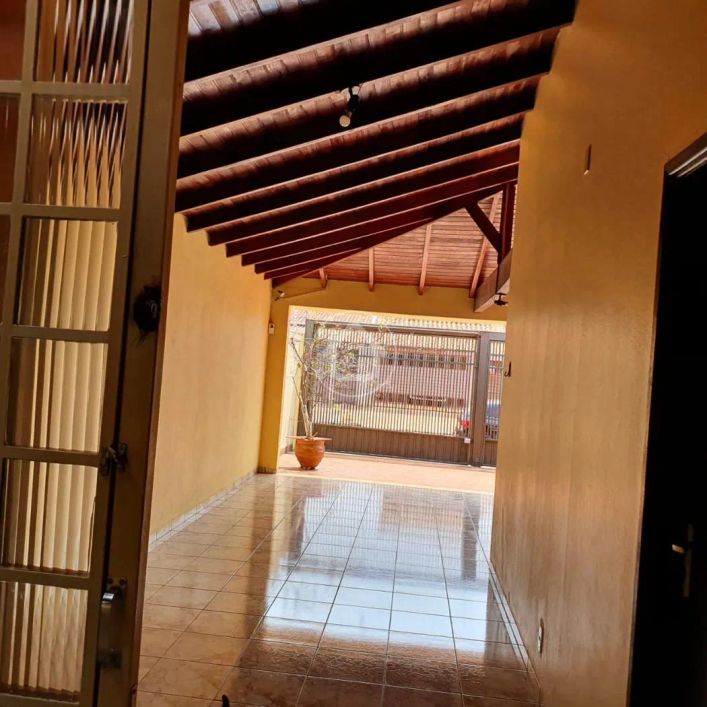 CASA AMPLA COM 3 QUARTOS E EDÍCULA