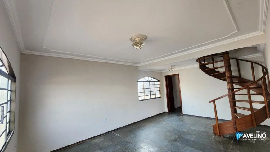 Casa sobrado com piscina e área gourmet, com aptidão comercial